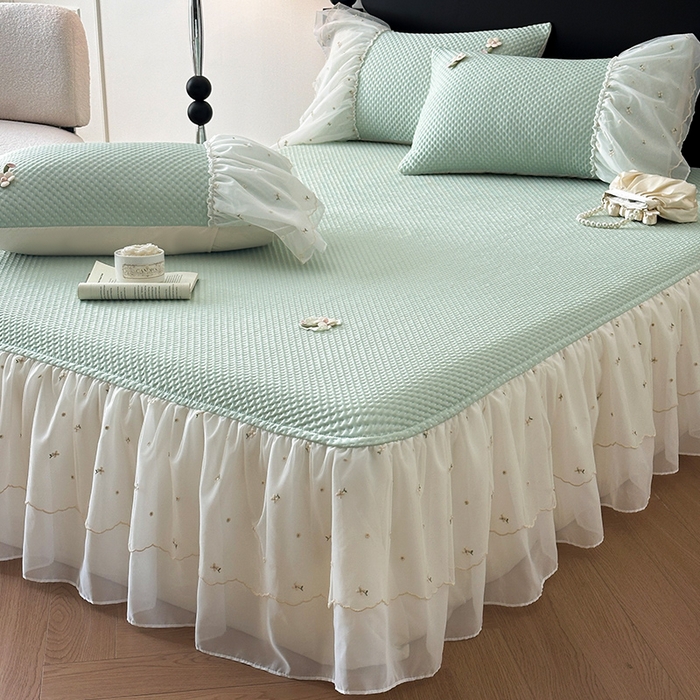 91家纺网 家纺一手货源 找家纺 蓝邻家纺 2025春夏新款PE提花雪纺+绣花花边凉席席子-场景二 夏花-绿