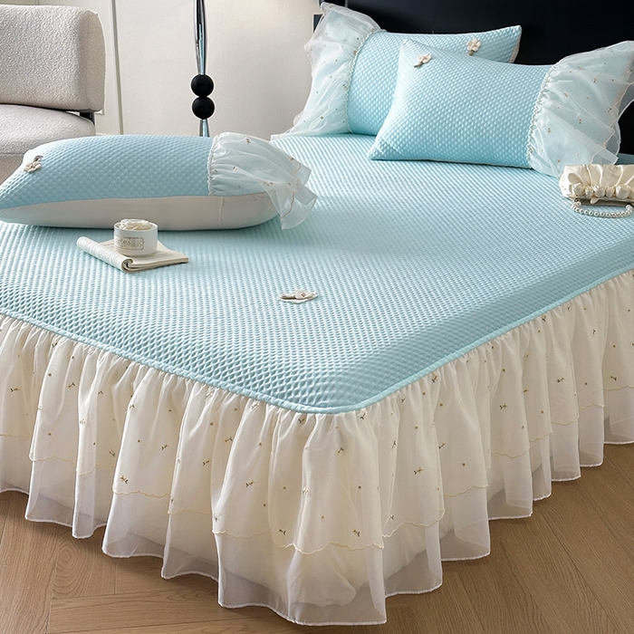 91家纺网 家纺一手货源 找家纺 蓝邻家纺 2025春夏新款PE提花雪纺+绣花花边凉席席子-场景二 夏花-蓝