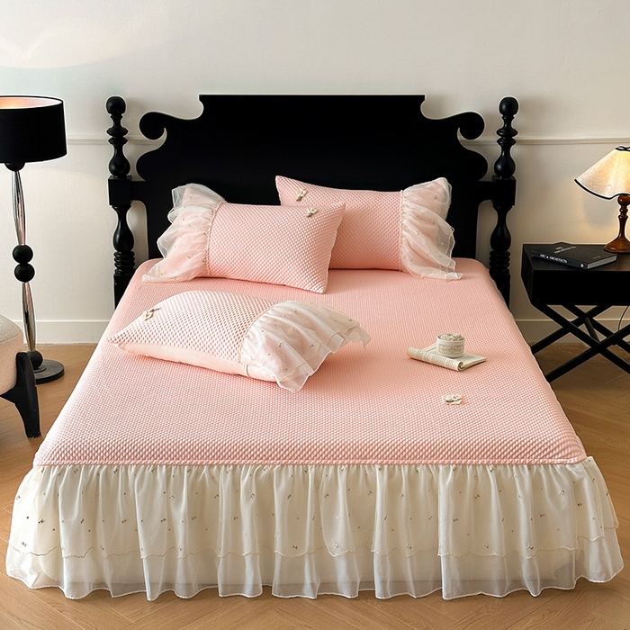 91家纺网 家纺一手货源 找家纺 蓝邻家纺 2025春夏新款PE提花雪纺+绣花花边凉席席子-场景二 夏花-粉