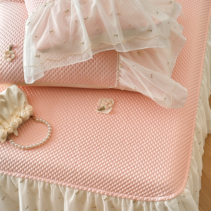 91家纺网 家纺一手货源 找家纺 蓝邻家纺 2025春夏新款PE提花雪纺+绣花花边凉席席子-场景二 夏花-粉