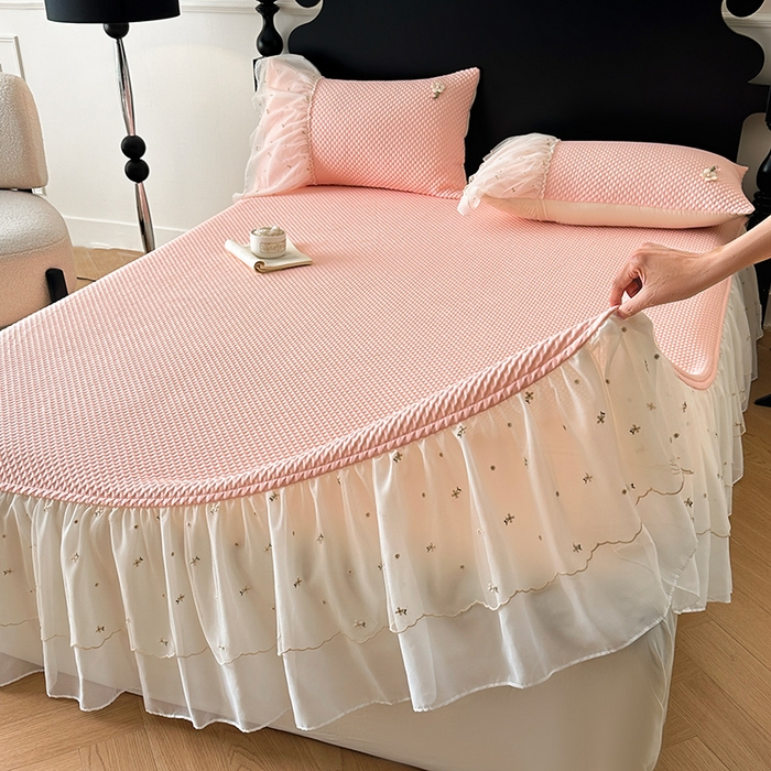 91家纺网 家纺一手货源 找家纺 蓝邻家纺 2025春夏新款PE提花雪纺+绣花花边凉席席子-场景二 夏花-粉