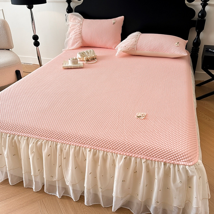 91家纺网 家纺一手货源 找家纺 蓝邻家纺 2025春夏新款PE提花雪纺+绣花花边凉席席子-场景二 夏花-粉