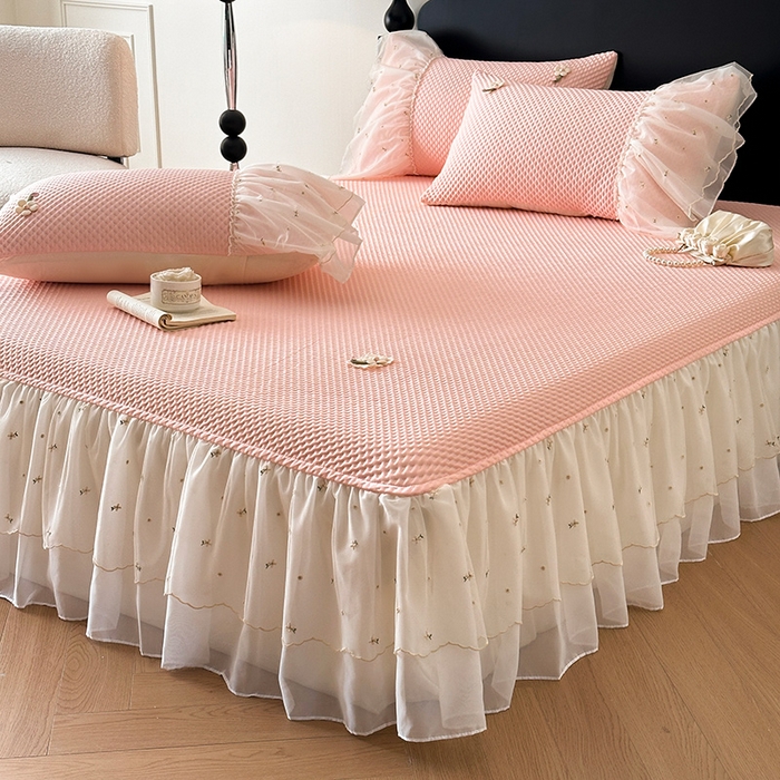 91家纺网 家纺一手货源 找家纺 蓝邻家纺 2025春夏新款PE提花雪纺+绣花花边凉席席子-场景二 夏花-粉