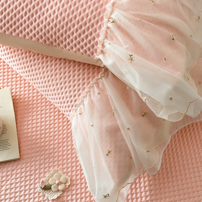 91家纺网 家纺一手货源 找家纺 蓝邻家纺 2025春夏新款PE提花雪纺+绣花花边凉席席子-场景二 夏花-粉