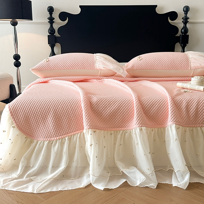 91家纺网 家纺一手货源 找家纺 蓝邻家纺 2025春夏新款PE提花雪纺+绣花花边凉席席子-场景二 夏花-粉