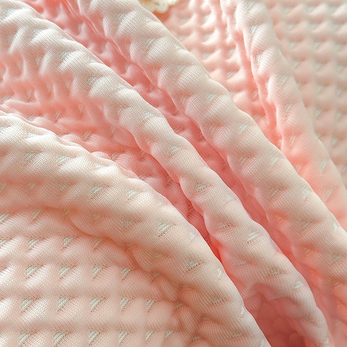 91家纺网 家纺一手货源 找家纺 蓝邻家纺 2025春夏新款PE提花雪纺+绣花花边凉席席子-场景二 夏花-粉