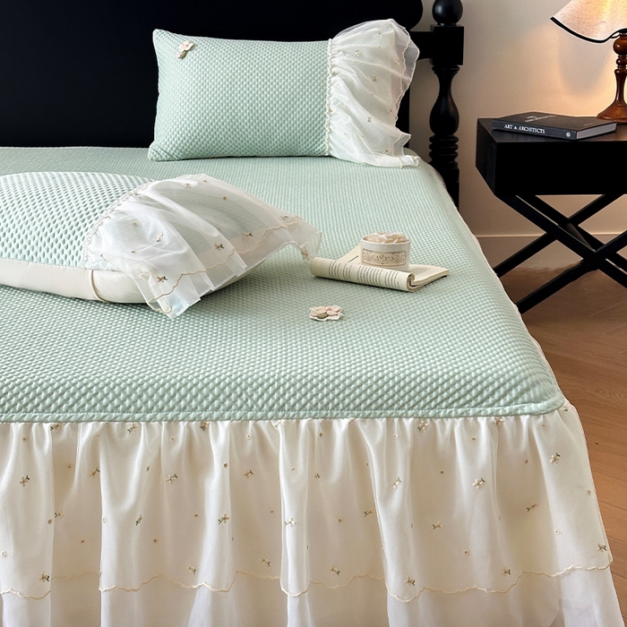 91家纺网 家纺一手货源 找家纺 蓝邻家纺 2025春夏新款PE提花雪纺+绣花花边凉席席子-场景二 夏花-绿