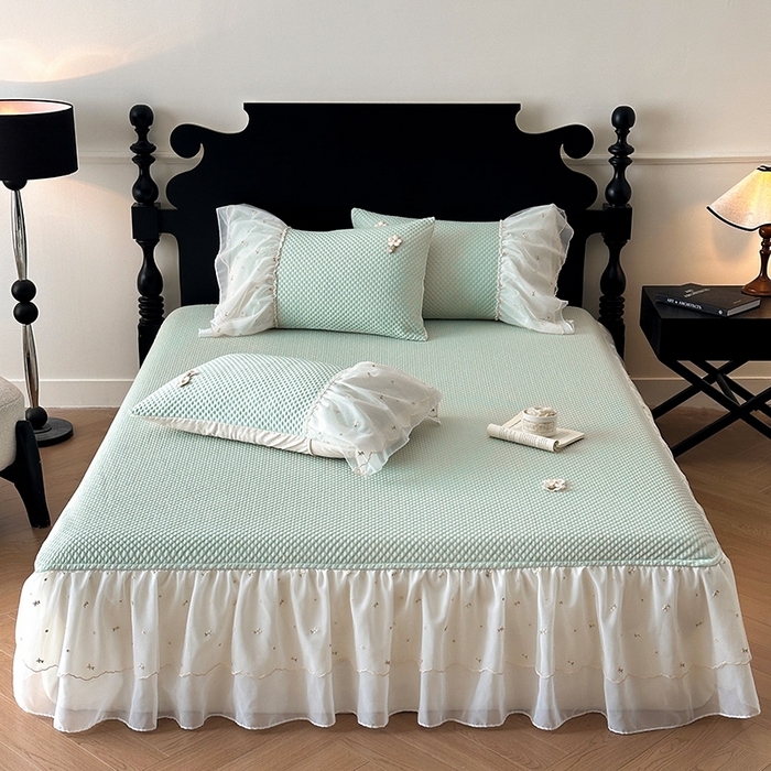 91家纺网 家纺一手货源 找家纺 蓝邻家纺 2025春夏新款PE提花雪纺+绣花花边凉席席子-场景二 夏花-绿