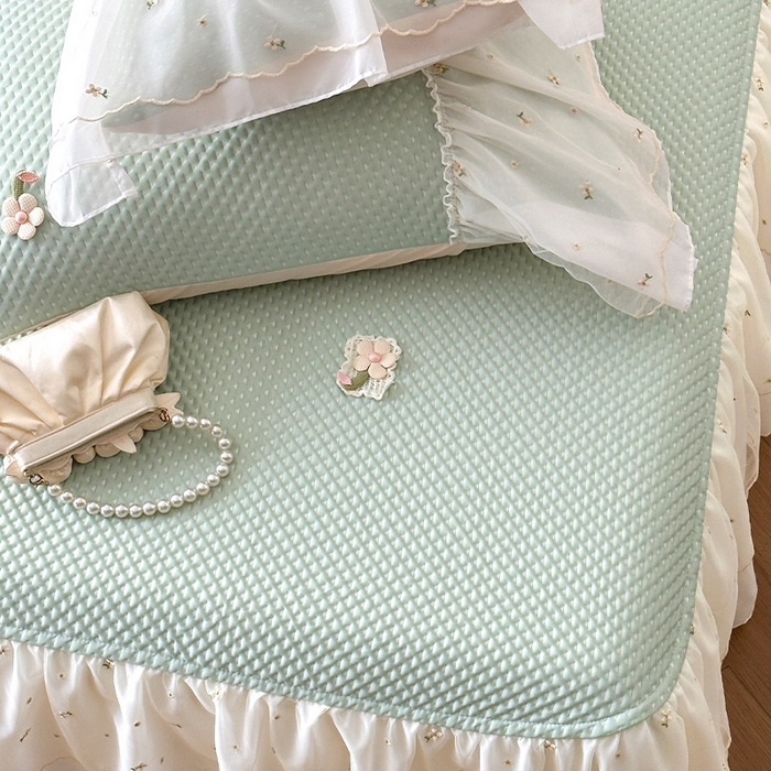 91家纺网 家纺一手货源 找家纺 蓝邻家纺 2025春夏新款PE提花雪纺+绣花花边凉席席子-场景二 夏花-绿