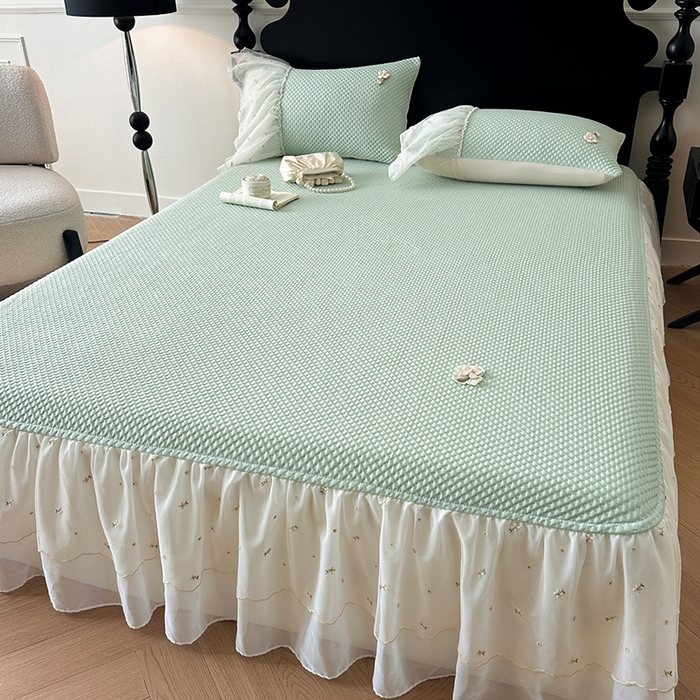 91家纺网 家纺一手货源 找家纺 蓝邻家纺 2025春夏新款PE提花雪纺+绣花花边凉席席子-场景二 夏花-绿