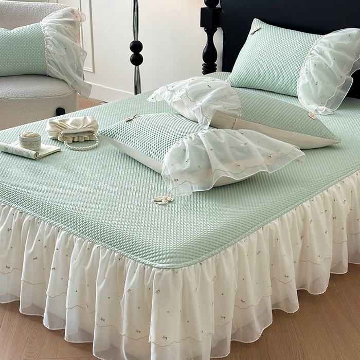 91家纺网 家纺一手货源 找家纺 蓝邻家纺 2025春夏新款PE提花雪纺+绣花花边凉席席子-场景二 夏花-绿