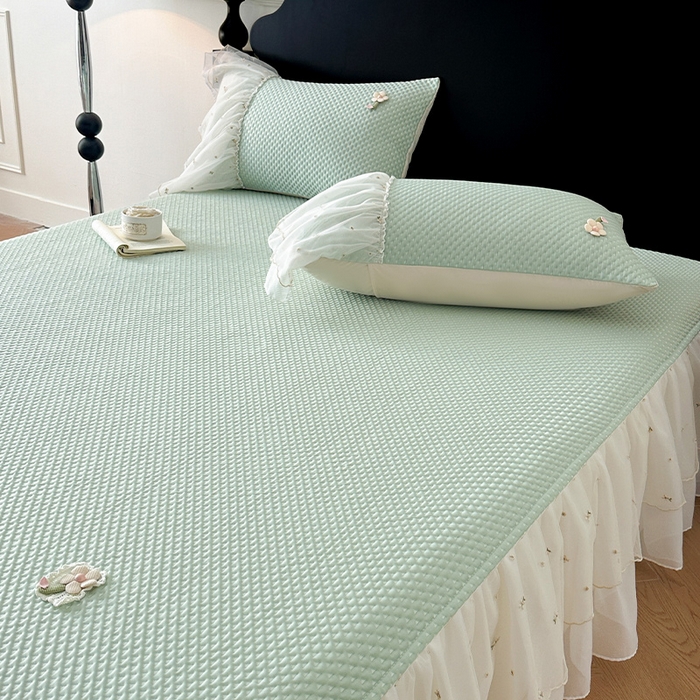 91家纺网 家纺一手货源 找家纺 蓝邻家纺 2025春夏新款PE提花雪纺+绣花花边凉席席子-场景二 夏花-绿