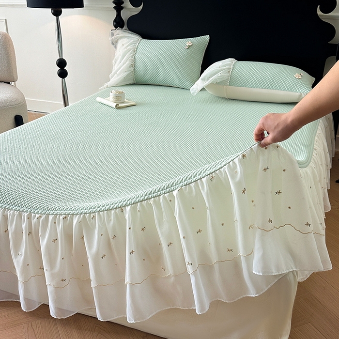 91家纺网 家纺一手货源 找家纺 蓝邻家纺 2025春夏新款PE提花雪纺+绣花花边凉席席子-场景二 夏花-绿