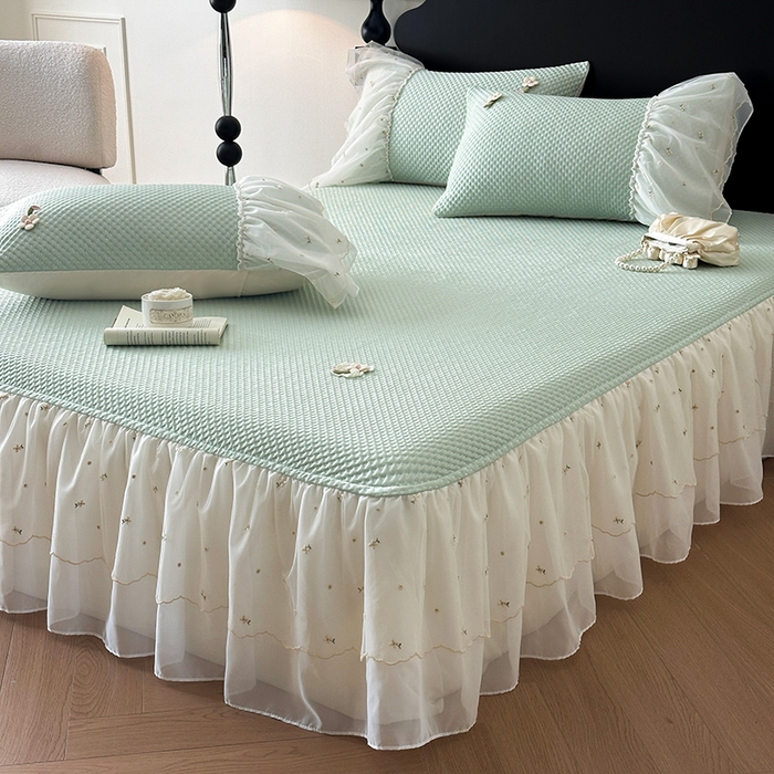 91家纺网 家纺一手货源 找家纺 蓝邻家纺 2025春夏新款PE提花雪纺+绣花花边凉席席子-场景二 夏花-绿