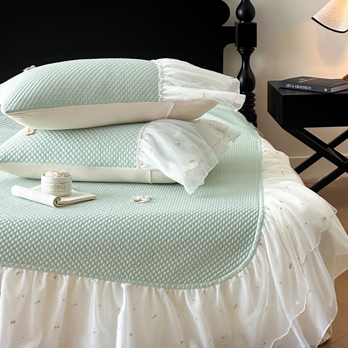 91家纺网 家纺一手货源 找家纺 蓝邻家纺 2025春夏新款PE提花雪纺+绣花花边凉席席子-场景二 夏花-绿