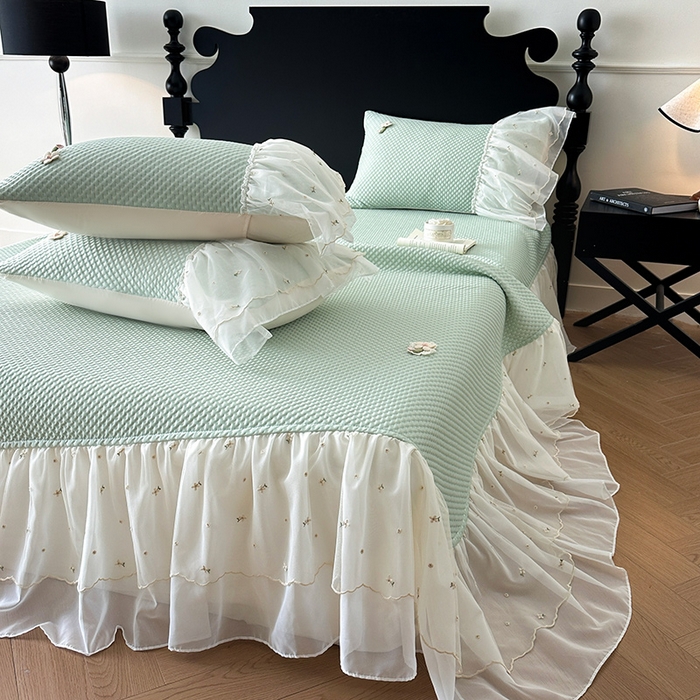 91家纺网 家纺一手货源 找家纺 蓝邻家纺 2025春夏新款PE提花雪纺+绣花花边凉席席子-场景二 夏花-绿