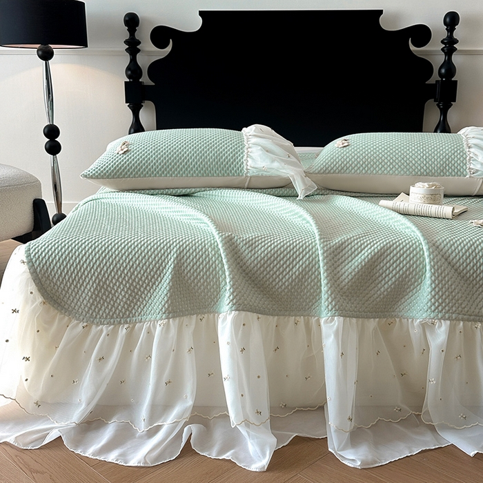 91家纺网 家纺一手货源 找家纺 蓝邻家纺 2025春夏新款PE提花雪纺+绣花花边凉席席子-场景二 夏花-绿