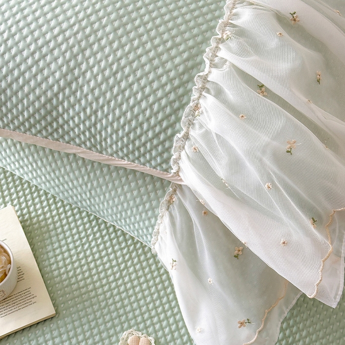 91家纺网 家纺一手货源 找家纺 蓝邻家纺 2025春夏新款PE提花雪纺+绣花花边凉席席子-场景二 夏花-绿