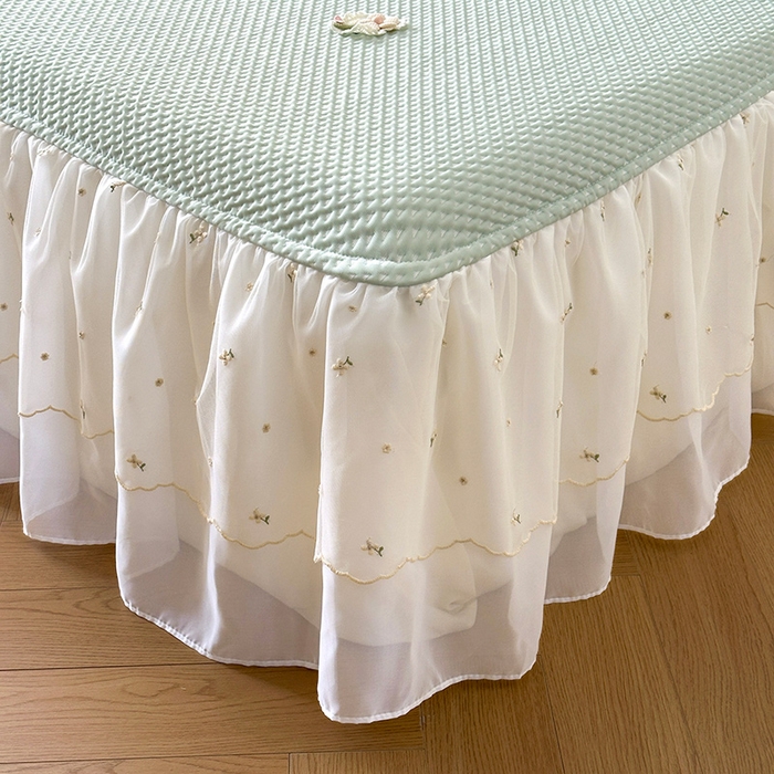 91家纺网 家纺一手货源 找家纺 蓝邻家纺 2025春夏新款PE提花雪纺+绣花花边凉席席子-场景二 夏花-绿