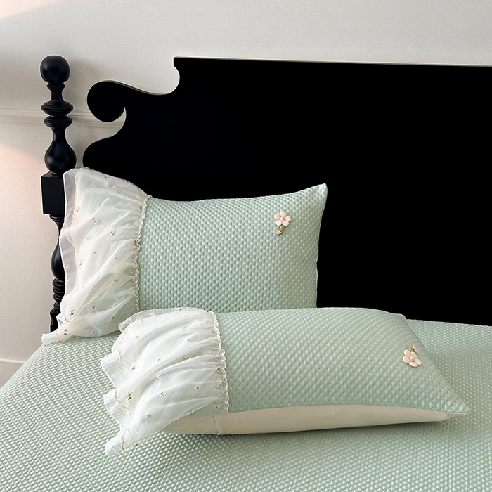 91家纺网 家纺一手货源 找家纺 蓝邻家纺 2025春夏新款PE提花雪纺+绣花花边凉席席子-场景二 夏花-绿