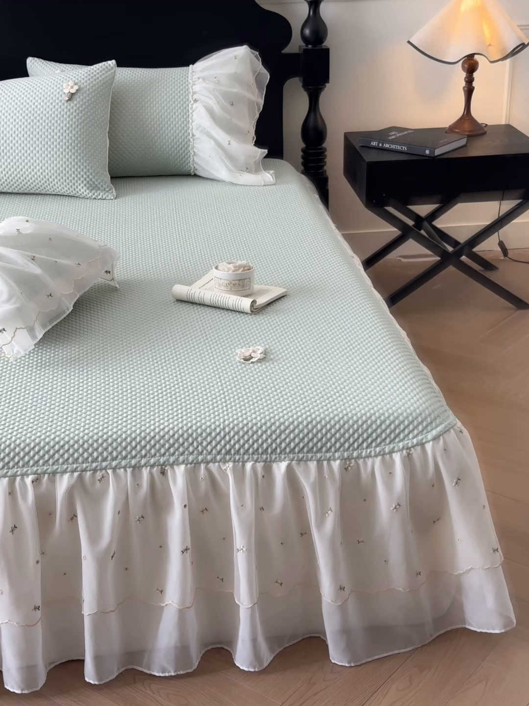 91家纺网 家纺一手货源 找家纺 蓝邻家纺 2025春夏新款PE提花雪纺+绣花花边凉席席子-场景二 夏花-绿