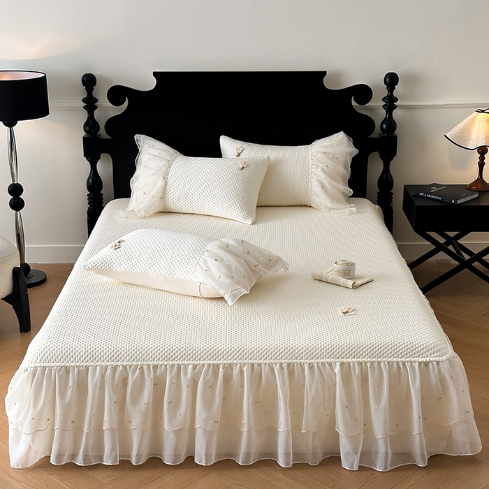 91家纺网 家纺一手货源 找家纺 蓝邻家纺 2025春夏新款PE提花雪纺+绣花花边凉席席子-场景二 夏花-米白