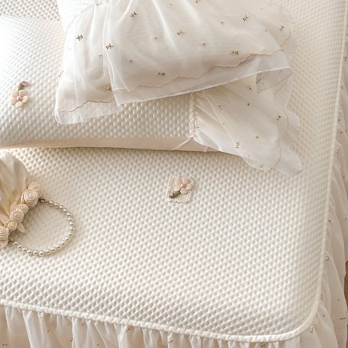 91家纺网 家纺一手货源 找家纺 蓝邻家纺 2025春夏新款PE提花雪纺+绣花花边凉席席子-场景二 夏花-米白