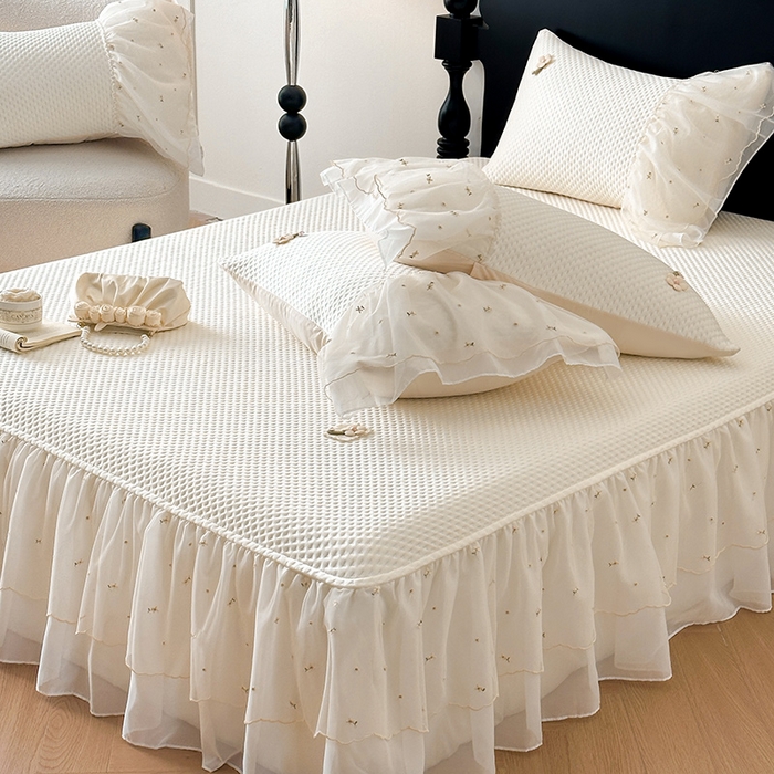 91家纺网 家纺一手货源 找家纺 蓝邻家纺 2025春夏新款PE提花雪纺+绣花花边凉席席子-场景二 夏花-米白