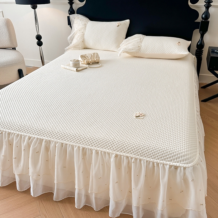 91家纺网 家纺一手货源 找家纺 蓝邻家纺 2025春夏新款PE提花雪纺+绣花花边凉席席子-场景二 夏花-米白