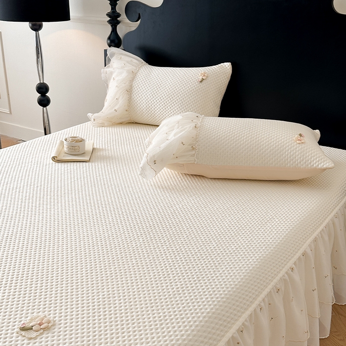 91家纺网 家纺一手货源 找家纺 蓝邻家纺 2025春夏新款PE提花雪纺+绣花花边凉席席子-场景二 夏花-米白