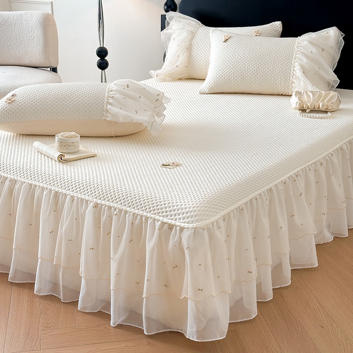 91家纺网 家纺一手货源 找家纺 蓝邻家纺 2025春夏新款PE提花雪纺+绣花花边凉席席子-场景二 夏花-米白