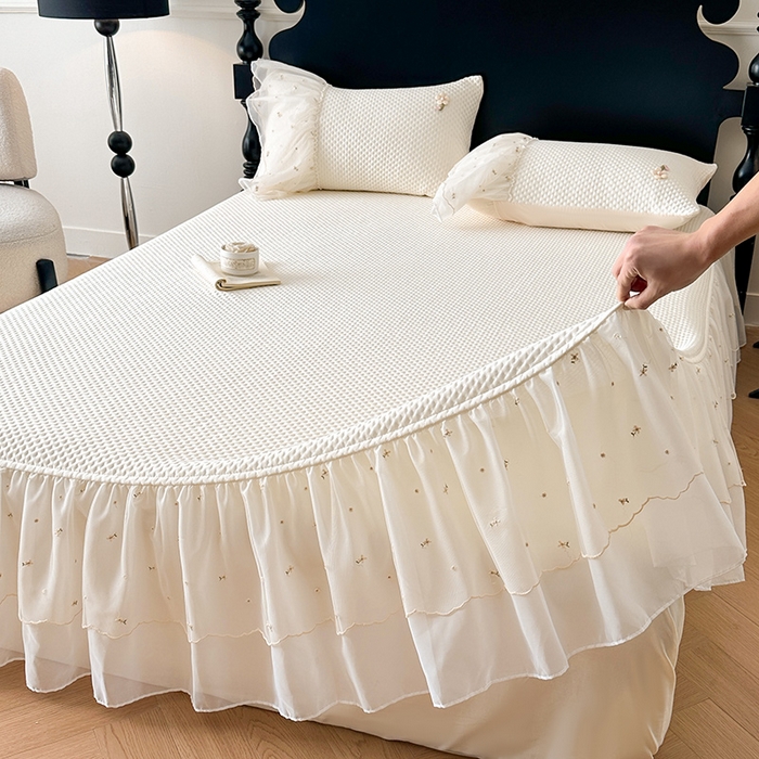 91家纺网 家纺一手货源 找家纺 蓝邻家纺 2025春夏新款PE提花雪纺+绣花花边凉席席子-场景二 夏花-米白