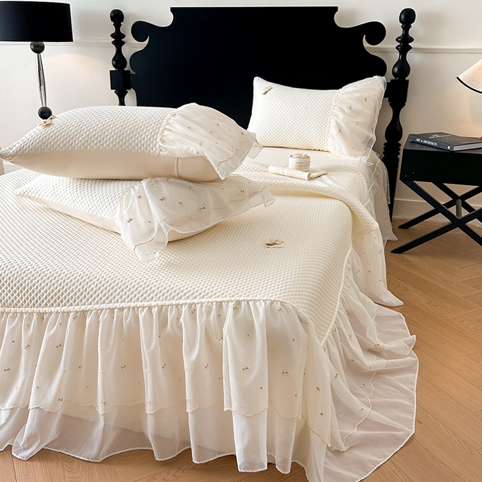 91家纺网 家纺一手货源 找家纺 蓝邻家纺 2025春夏新款PE提花雪纺+绣花花边凉席席子-场景二 夏花-米白