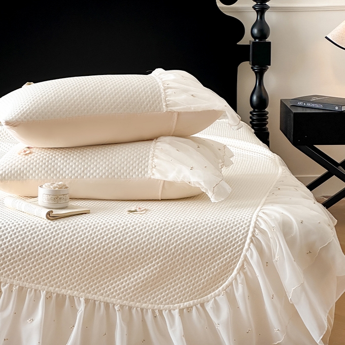 91家纺网 家纺一手货源 找家纺 蓝邻家纺 2025春夏新款PE提花雪纺+绣花花边凉席席子-场景二 夏花-米白