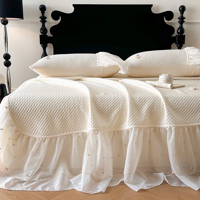 91家纺网 家纺一手货源 找家纺 蓝邻家纺 2025春夏新款PE提花雪纺+绣花花边凉席席子-场景二 夏花-米白