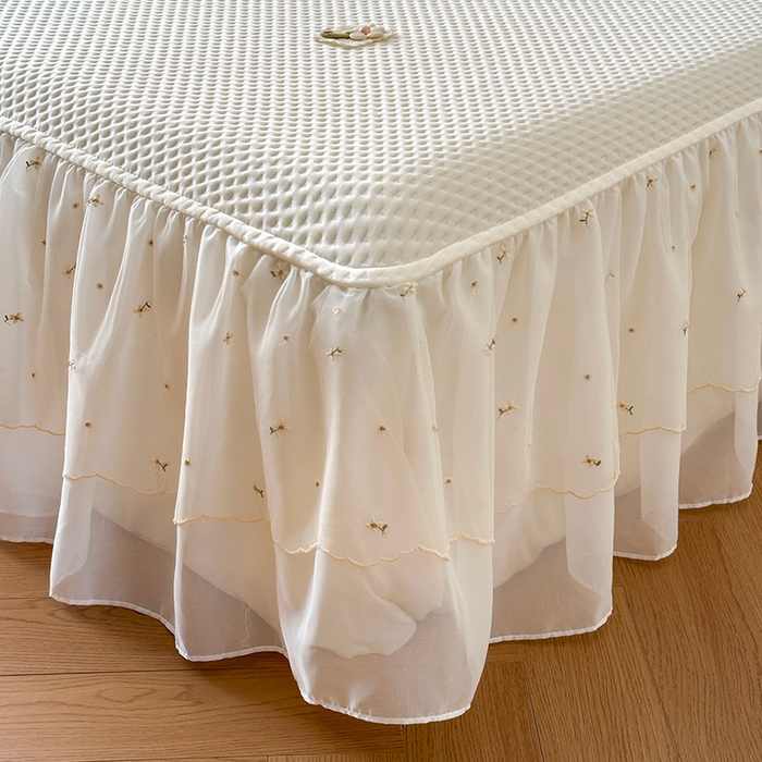 91家纺网 家纺一手货源 找家纺 蓝邻家纺 2025春夏新款PE提花雪纺+绣花花边凉席席子-场景二 夏花-米白