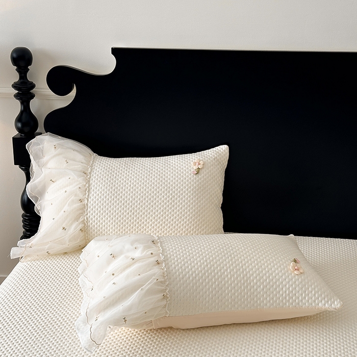 91家纺网 家纺一手货源 找家纺 蓝邻家纺 2025春夏新款PE提花雪纺+绣花花边凉席席子-场景二 夏花-米白