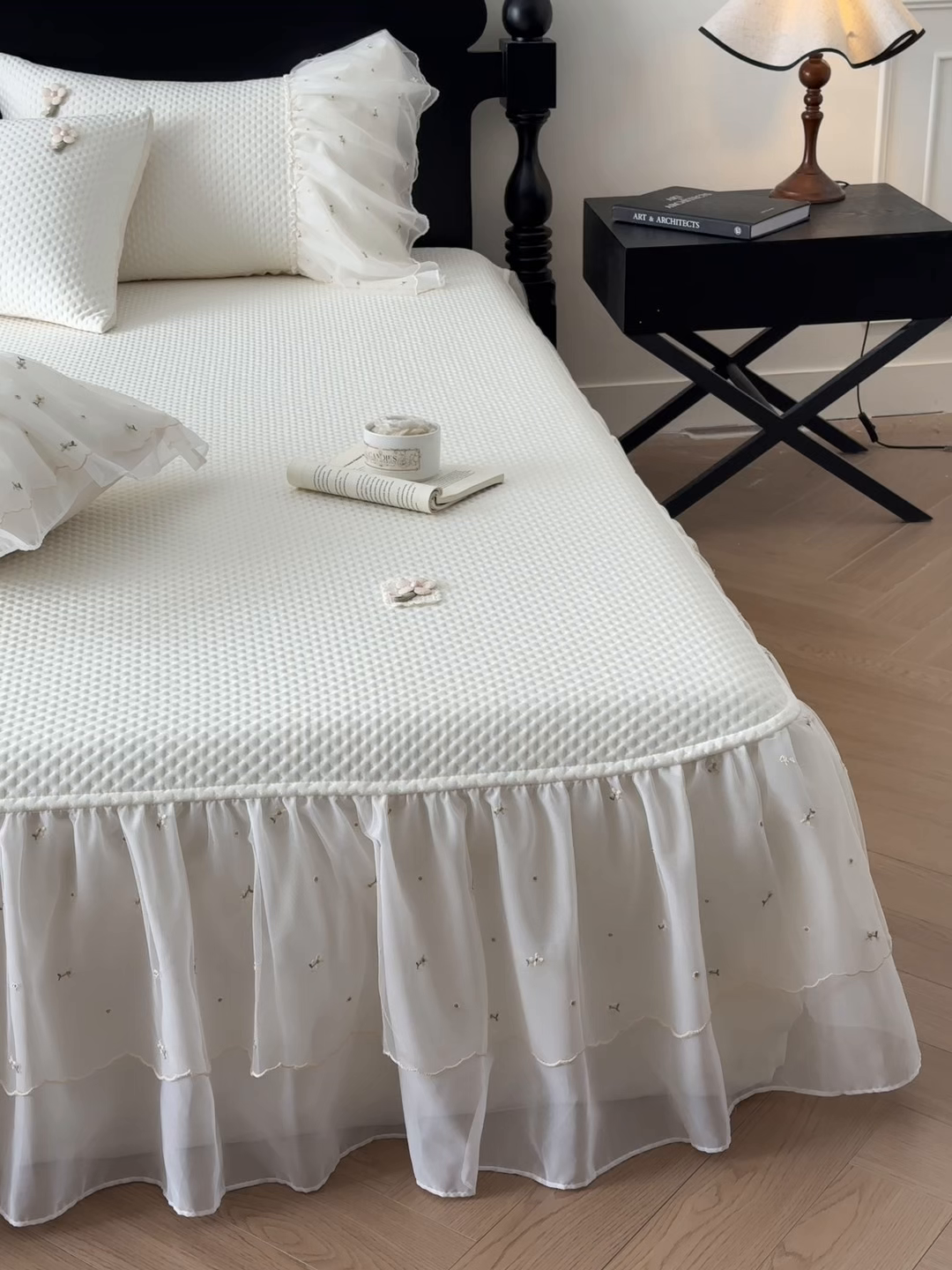 91家纺网 家纺一手货源 找家纺 蓝邻家纺 2025春夏新款PE提花雪纺+绣花花边凉席席子-场景二 夏花-米白