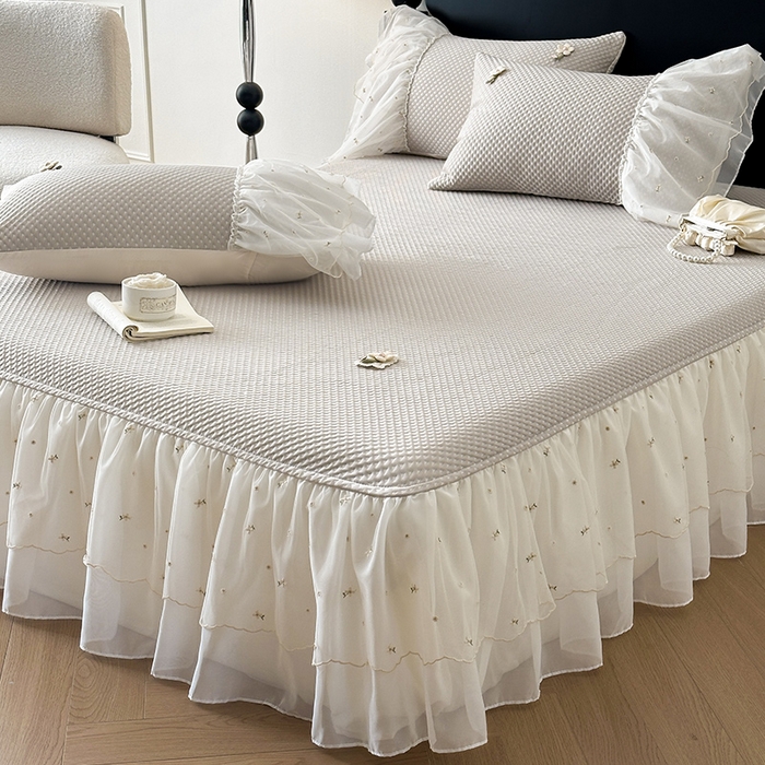 蓝邻家纺 2025春夏新款PE提花雪纺+绣花花边凉席席子-场景二 夏花-米灰