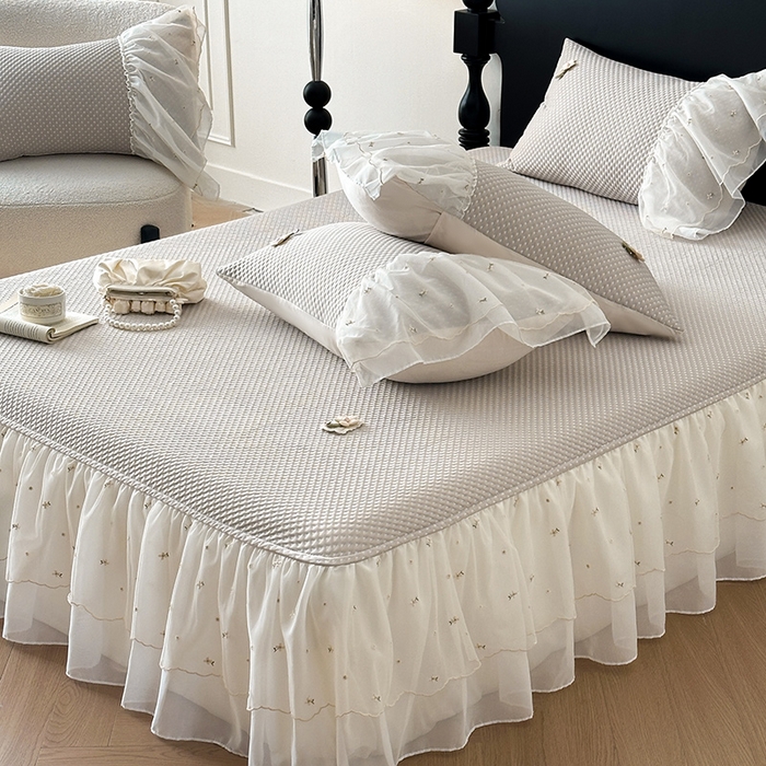 91家纺网 家纺一手货源 找家纺 蓝邻家纺 2025春夏新款PE提花雪纺+绣花花边凉席席子-场景二 夏花-米灰