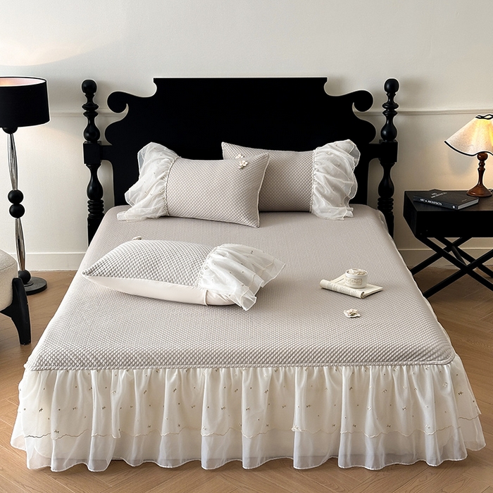 91家纺网 家纺一手货源 找家纺 蓝邻家纺 2025春夏新款PE提花雪纺+绣花花边凉席席子-场景二 夏花-米灰