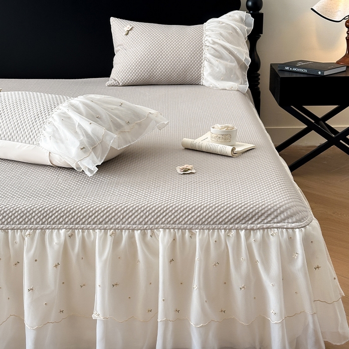 91家纺网 家纺一手货源 找家纺 蓝邻家纺 2025春夏新款PE提花雪纺+绣花花边凉席席子-场景二 夏花-米灰