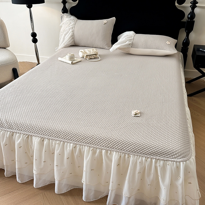 91家纺网 家纺一手货源 找家纺 蓝邻家纺 2025春夏新款PE提花雪纺+绣花花边凉席席子-场景二 夏花-米灰