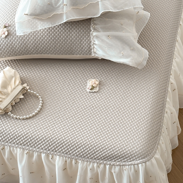 91家纺网 家纺一手货源 找家纺 蓝邻家纺 2025春夏新款PE提花雪纺+绣花花边凉席席子-场景二 夏花-米灰