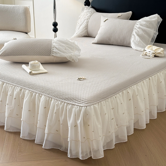 91家纺网 家纺一手货源 找家纺 蓝邻家纺 2025春夏新款PE提花雪纺+绣花花边凉席席子-场景二 夏花-米灰