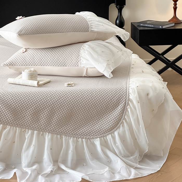 91家纺网 家纺一手货源 找家纺 蓝邻家纺 2025春夏新款PE提花雪纺+绣花花边凉席席子-场景二 夏花-米灰