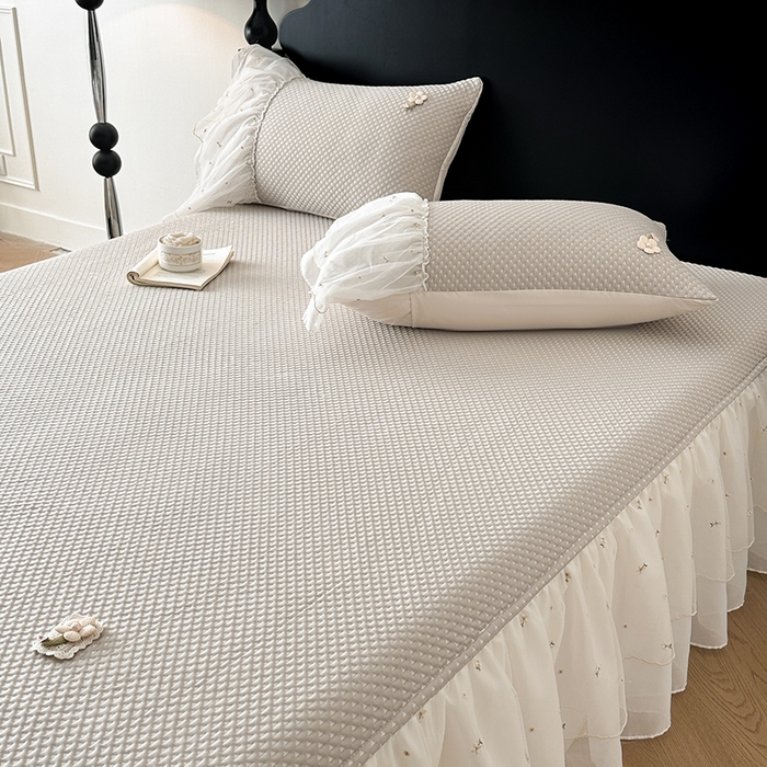 91家纺网 家纺一手货源 找家纺 蓝邻家纺 2025春夏新款PE提花雪纺+绣花花边凉席席子-场景二 夏花-米灰