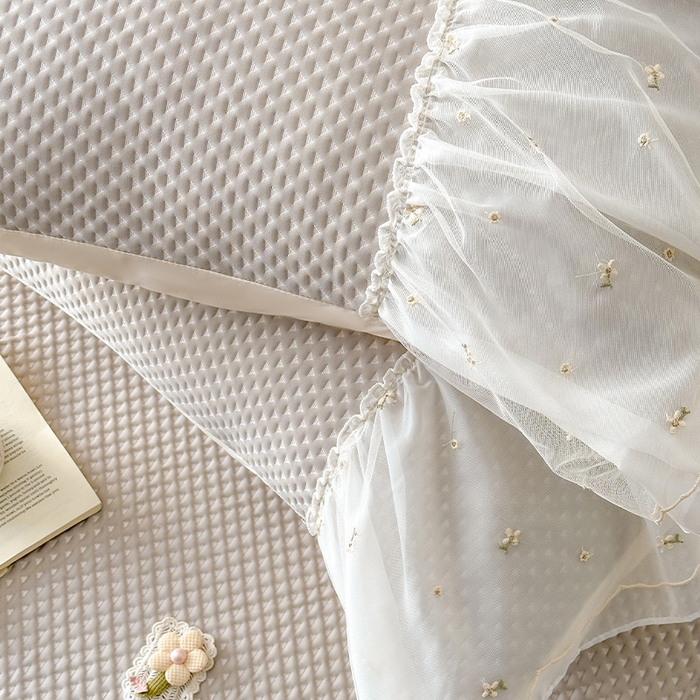 91家纺网 家纺一手货源 找家纺 蓝邻家纺 2025春夏新款PE提花雪纺+绣花花边凉席席子-场景二 夏花-米灰