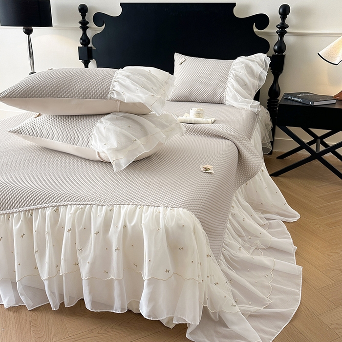 91家纺网 家纺一手货源 找家纺 蓝邻家纺 2025春夏新款PE提花雪纺+绣花花边凉席席子-场景二 夏花-米灰