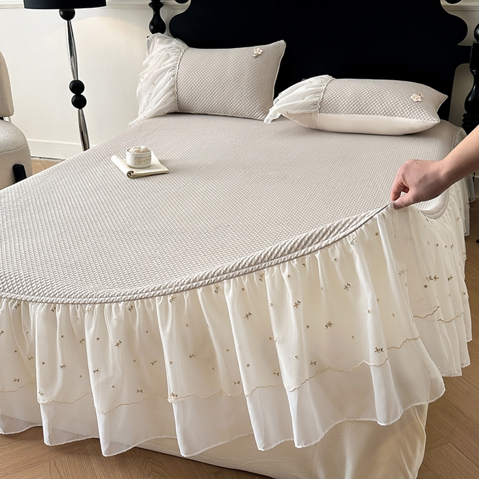 91家纺网 家纺一手货源 找家纺 蓝邻家纺 2025春夏新款PE提花雪纺+绣花花边凉席席子-场景二 夏花-米灰